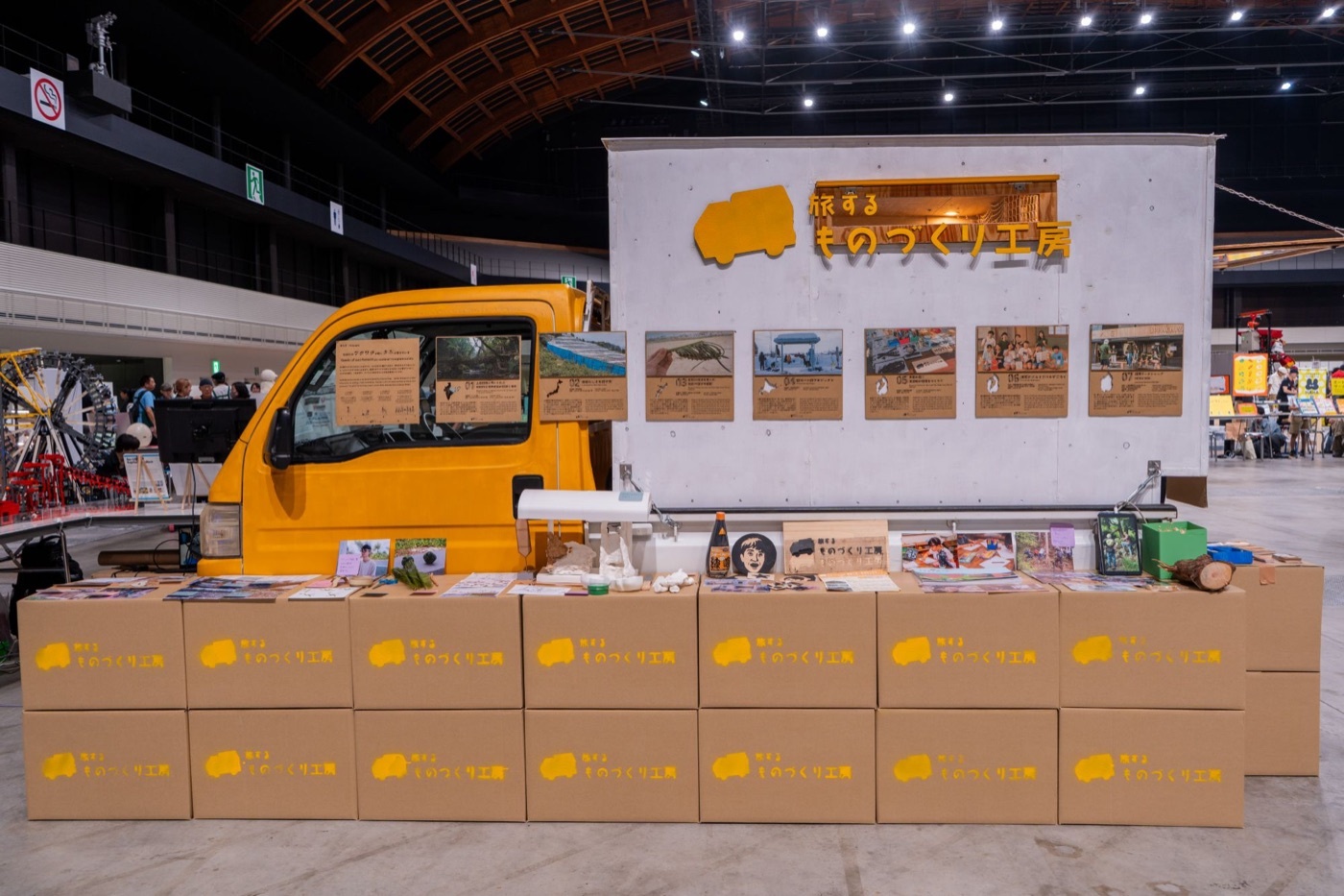 Maker Faire Tokyo 2026 の展示ブース。軽トラの荷台に7つのプロジェクトのパネルを掲げている